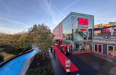 Dirk Almere Schipperplein geopend